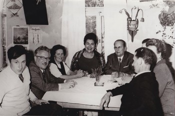 Tito in Jovanka s spremstvom pri Brdarju v vasi Vinharje leta 1973. Z leve: Bojan Stanonik, Edvard Kardelj, Malka Stanonik, Jovanka Broz, Josip Broz Tito, Zdravko Krvina, Pepca Kardelj, Vinko Stanonik.