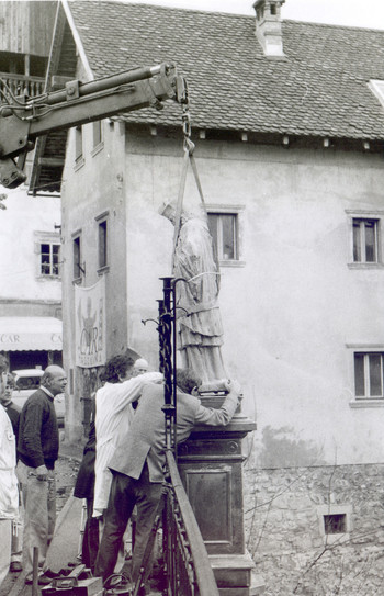 Leta 1992 so odstranili dotrajani kip sv. Janeza Nepomuka na Kapucinskem mostu in ga nadomestili s kopijo (hrani Loški Muzej Škofja Loka). <em>Foto: Fototeka Loškega muzeja</em>