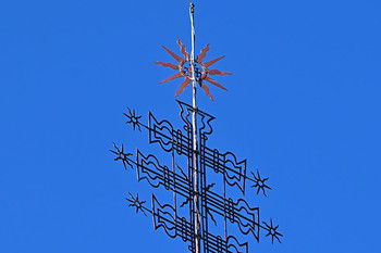 Znamenje na zvoniku cerkve Marijinega oznanjenja v Crngrobu – križ s tremi prečkami in soncem. <em>Foto: Janez Pelko</em>