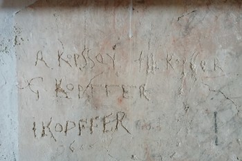Grafiti romarjev v zvoniku cerkve Marijinega oznanjenja v Crngrobu <em>Foto: Fototeka Loškega muzeja</em>