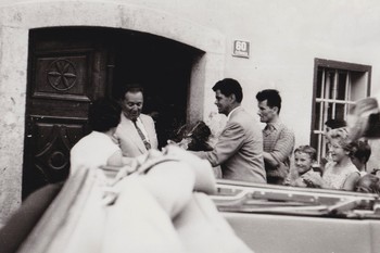 Tito pred gostilno Zadruga na Češnjici leta 1962 <em>Foto: Zasebni arhiv</em>