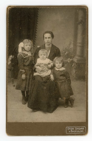 Fotografija iz ateljeja Otona Sadarja v Karlovcu, posneta po letu 1910