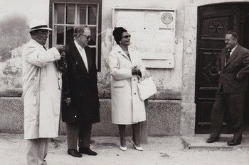 Tito, Jovanka, Miha Marinko in Edvard Kardelj pred gostilno Zadruga na Češnjici leta 1962 <em>Foto: Zasebni arhiv</em>
