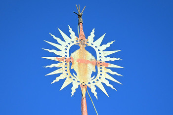 Znamenje na vrhu Nunske cerkve Marije Brezmadežne v Škofji Loki. <em>Foto: Janez Pelko</em>