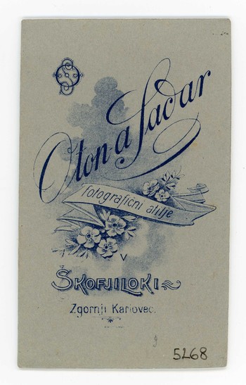 Zadnja stran fotografije iz fotografskega ateljeja Otona Sadarja v Karlovcu, v uporabi od leta 1910
