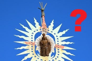 Ali lahko v znamenju na vrhu Nunske cerkve v Škofji Loki vidimo Marijo kot kronano apokaliptično ženo, obdano s plameni? 