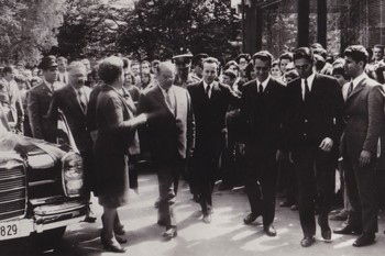 Prihod pred hotel Transturist leta 1973 <em>Foto: Fototeka Loškega muzeja</em>