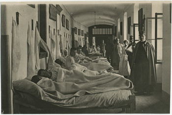 Bolni vojaki na spodnjem hodniku gradu <em>Foto: Fototeka Loškega muzeja</em>