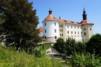 Odpiralni čas julija