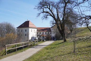Odpiralni čas aprila