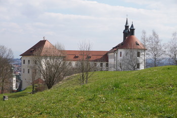 Odpiralni čas aprila