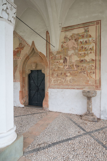 Freska Svete Nedelje na fasadi cerkve Marijinega oznanjenja v Crngrobu <em>Foto: Jana Jocif</em>