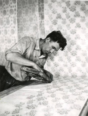 Vzorčenje blaga s pomočjo modela, na katerega je nanesena kašasta snov, rezerva. <em>Foto: V: Vydra, Josef, Der Blaudruck in der Slowakischen Volkskunst. Praga, 1954.</em>