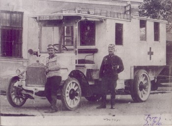 Poljanškov avtobus, ki je vozil na relaciji med Žirmi in Škofjo Loko so med prvo svetovno vojno uporabljali kot sanitetno vozilo na Vzhodni fronti, 1915.
