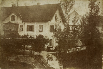 Hotel Štemarje (Gasthaus Stemmerhof) v Kapucinskem predmestju, prelom stoletja. Hrani Loški muzej Škofja Loka.