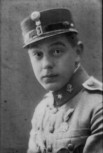 Otokar Burdych. Na ovratniku uniforme ima prišito planiko, znak gorskih enot. Hrani Loški muzej Škofja Loka.
