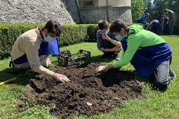 Sožitje na grajskem vrtu <em>Foto: Fototeka Loškega muzeja</em>