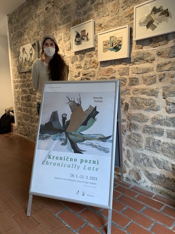 Maruša Štibelj v Galeriji Ivana Groharja <em>Foto: Fototeka Loškega muzeja</em>