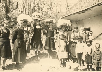 Dekleta in otroci iz Brda nesejo v jerbasih na glavi velikonočna jedila k žegnu, k Sv. Križu nad Poljanami, 1932. Hrani Loški muzej Škofja Loka. <em>Foto: Fototeka Loškega muzeja</em>