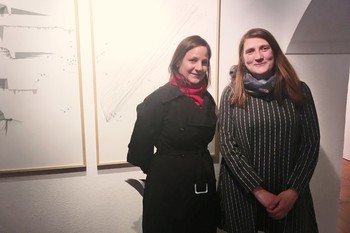 Sanela Jahić (na desni) in kustosinja Barbara Sterle Vurnik.