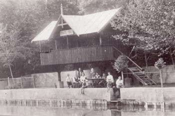 Ločani so si v drugi polovici 19. stoletja ob Sori gradili mala zasebna kopališča. Na sliki je Thalerjevo kopališče, med obema vojnama. Hrani Loški muzej Škofja Loka. ©Fototeka Loškega muzeja