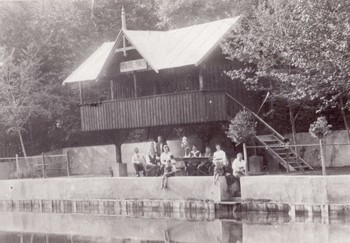 Ločani so si v drugi polovici 19. stoletja ob Sori gradili mala zasebna kopališča. Na sliki je Thalerjevo kopališče, med obema vojnama. Hrani Loški muzej Škofja Loka. <em>Foto: Fototeka Loškega muzeja</em>