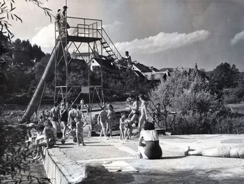 Tobogan na Puštalskem kopališču, 1957. <em>Foto: V: 100 let športa v Občini Škofja Loka, zbornik, 2006.</em>