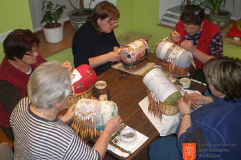 Klekljarska sekcija pri Turističnem društvu Železniki <em>Foto: T. Weiffenbach, vir: www.nesnovnadediscina.si/sl/klekljanje-slovenske-cipke</em>