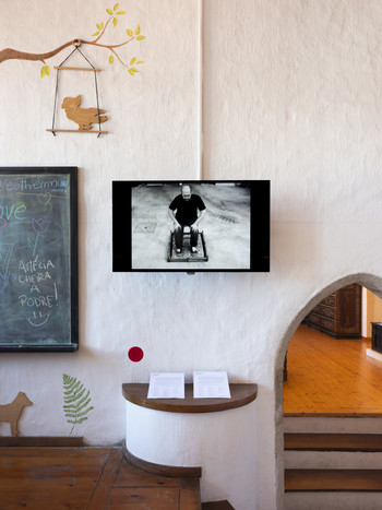 Priročnik Tomaža Furlana, videogledalnica v Muzejski dnevni sobi <em>Foto: Lucija Rosc</em>