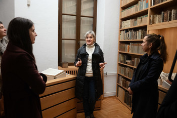 Vodstvo po stalni zbirki starih knjig <em>Foto: Pia Klančar</em>