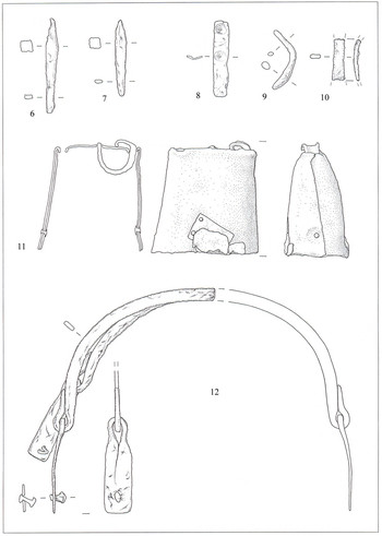6–7 železni deltoidni puščični osti; 8 trakast okov, 9–10 odlomki železnih predmetov; 11 železen živinski zvonec z bronasto prevleko; 12 ročaj kotla.