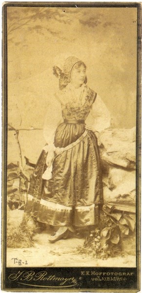 Franica Košenini v narodni noši, okoli 1883, hrani ZAL – Enota v Škofji Loki. <em>Foto: ZAL – Enota v Škofji Loki</em>