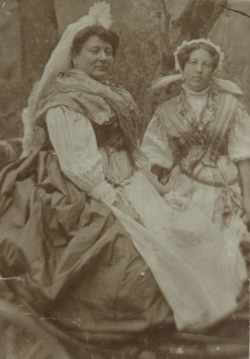 Franja Tavčar s hčerko Pipo na Volbenškem sejmu, okoli 1910, hrani ZAL – Enota v Škofji Loki. <em>Foto: ZAL – Enota v Škofji Loki</em>