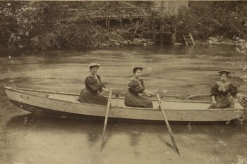 Franja Tavčar (levo) na čolnarjenju po Poljanski Sori. ©Hrani Zgodovinski arhiv Ljubljana – Enota v Škofji Loki. 