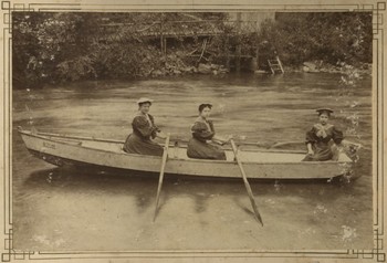 Franja Tavčar (levo) na čolnarjenju po Poljanski Sori. <em>Foto: Hrani Zgodovinski arhiv Ljubljana – Enota v Škofji Loki. </em>