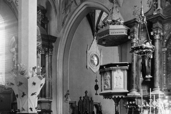 Pogled na slavoločno steno, ki ločuje ladjo od prezbiterija, 1956 <em>Foto: Tone Mlakar, arhiv Loškega muzeja Škofja Loka</em>