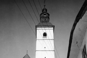 Vzhodna stran cerkve s prezbiterijem gleda na Spodnji trg, 1956 <em>Foto: Tone Mlakar, arhiv Loškega muzeja Škofja Loka</em>