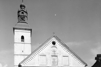 Zahodna stran cerkve z glavnim vhodom, 1956 <em>Foto: Tone Mlakar, arhiv Loškega muzeja Škofja Loka</em>