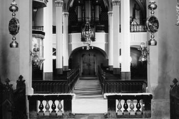 Pogled na dvoransko cerkveno ladjo, 1956 <em>Foto: Tone Mlakar, arhiv Loškega muzeja Škofja Loka</em>