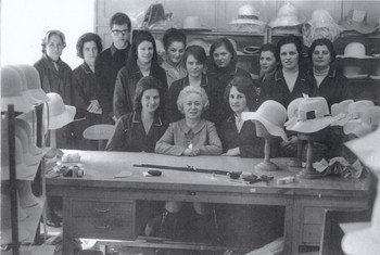 V projektu Zaljubljeni v ustvarjalnost povezujemo bogato tradicijo klobučarstva, tesno povezano s tovarno klobukov Šešir, in sodobno rokodelstvo. <em>Foto: Tone Mlakar</em>