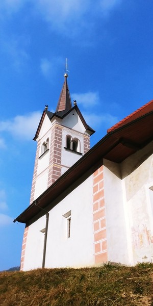 Pogled na cerkev sv. Tomaža s severne strani proti zvoniku