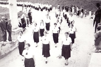 Dekliški krožek Orlic v sprevodu pred Lahovim mostom na Spodnjem trgu, okoli leta 1937. ©Fototeka Loškega muzeja