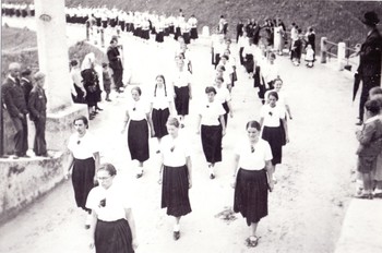 Dekliški krožek Orlic v sprevodu pred Lahovim mostom na Spodnjem trgu, okoli leta 1937. <em>Foto: Fototeka Loškega muzeja</em>