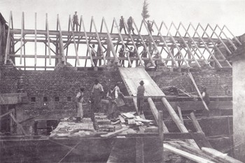 Gradnja Sokolskega doma na Mestnem trgu v Škofji Loki leta 1921. ©Fototeka Loškega muzeja