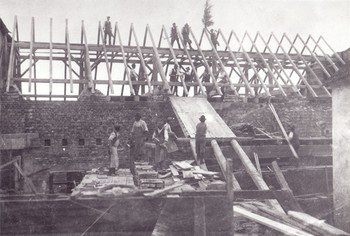 Gradnja Sokolskega doma na Mestnem trgu v Škofji Loki leta 1921. <em>Foto: Fototeka Loškega muzeja</em>