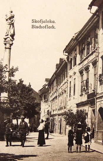 Kužno znamenje na Mestnem trgu, Škofja Loka, 1914–1918. Hrani Loški muzej Škofja Loka. <em>Foto: Fototeka Loškega muzeja</em>