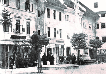 Vodomet pred Deisingerjevo hišo na Mestnem trgu, začetek 20. stoletja. <em>Foto: Marijan Masterl, Gradnja Škofjeloških vodovodov v letih 1898–1902, Loški razgledi, št. 1, let. 3, Mu</em>