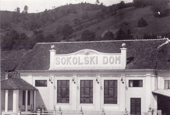 Sokolski dom, zgrajen leta 1922. <em>Foto: Fototeka Loškega muzeja</em>