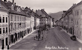 Vodnjak na Mestnem trgu pred 2. svetovno vojno. Čeprav se cisterna za vodo na Mestnem trgu omenja že od konca 16. stoletja, pa prve omembe vodnjaka zasledimo v letu 1790. Skoraj sto let pozneje (1883) je bil vodnjak na Mestnem trgu obnovljen in opremljen z loškim grbom. Med letoma 1893 in 1896 je vodo v vodnjaku črpala črpalka, ki jo je vgradilo Samassovo podjetje iz Ljubljane.  <em>Foto: Fototeka Loškega muzeja</em>