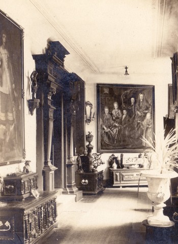 Strahlova zbirka v drugem nadstropju Starološkega gradu. <em>Foto: Iz Zbornika za umetnostno zgodovino, 1930. </em>